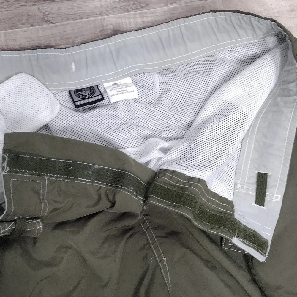 Body glove Olive Green Cargo Shorts size L pre owned good condition